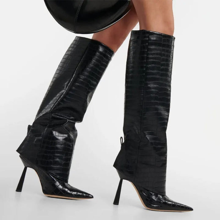 Hohe Damenstiefel mit spitzer Zehenpartie