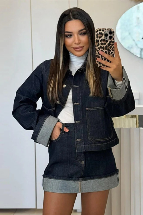 Kurze Jacke und hoch taillierter Rock