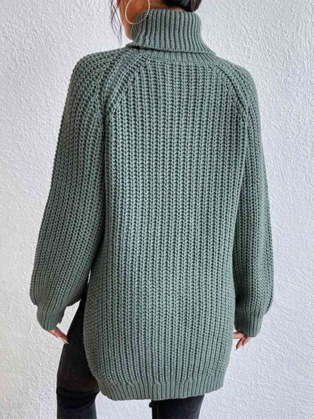 Gerippter Pullover mit Schlitz und Rollkragen