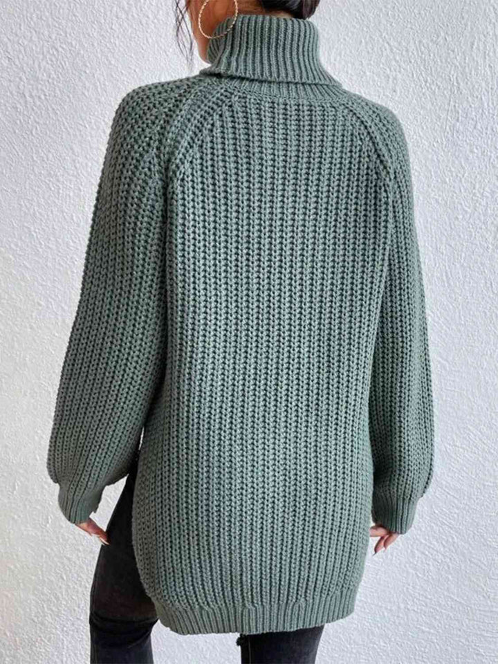 Gerippter Pullover mit Schlitz und Rollkragen