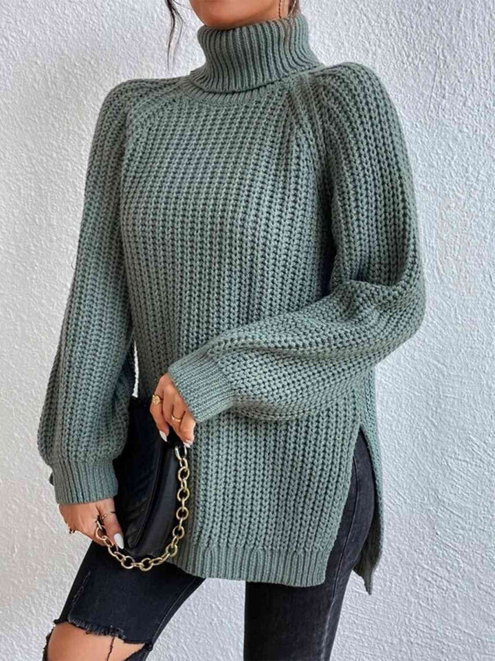 Gerippter Pullover mit Schlitz und Rollkragen