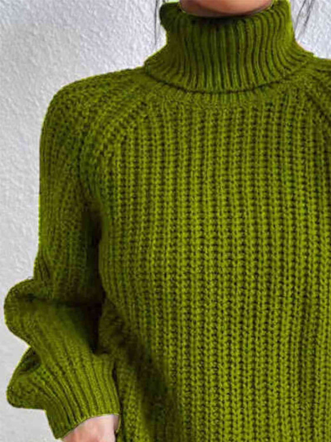 Gerippter Pullover mit Schlitz und Rollkragen