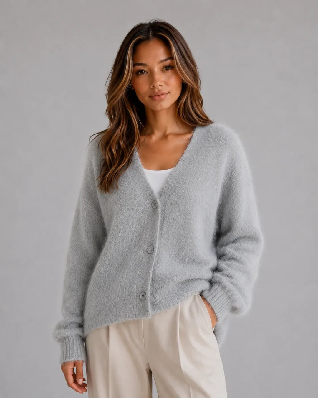 Cardigan Douillet à Col V – Gris Clair