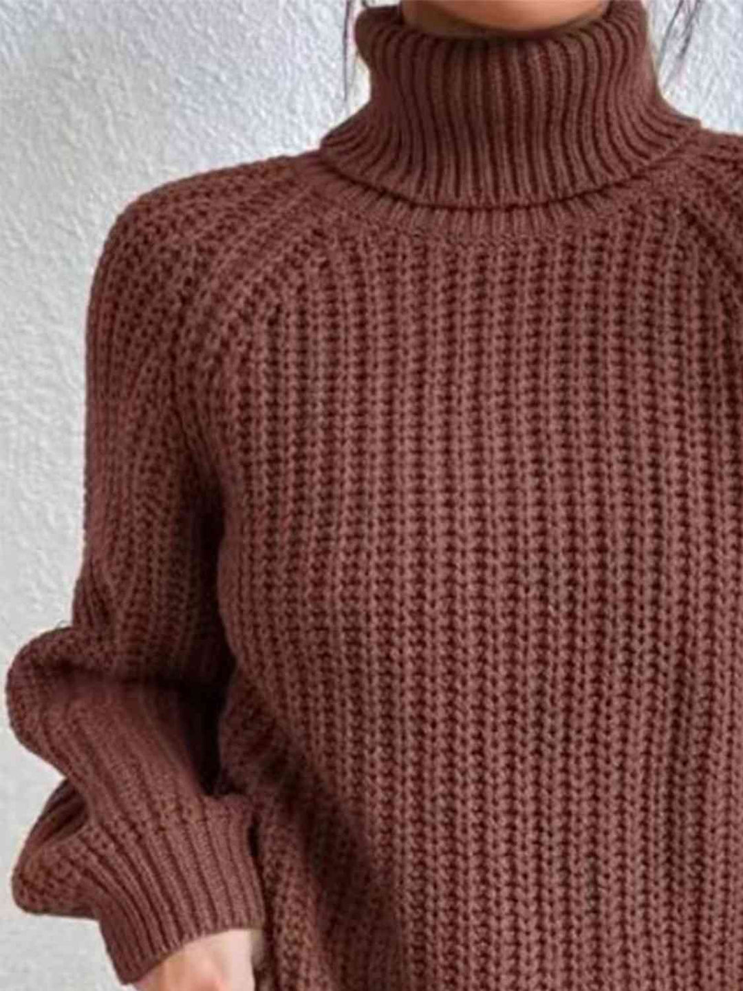 Gerippter Pullover mit Schlitz und Rollkragen
