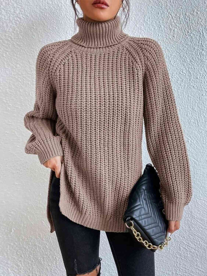 Gerippter Pullover mit Schlitz und Rollkragen