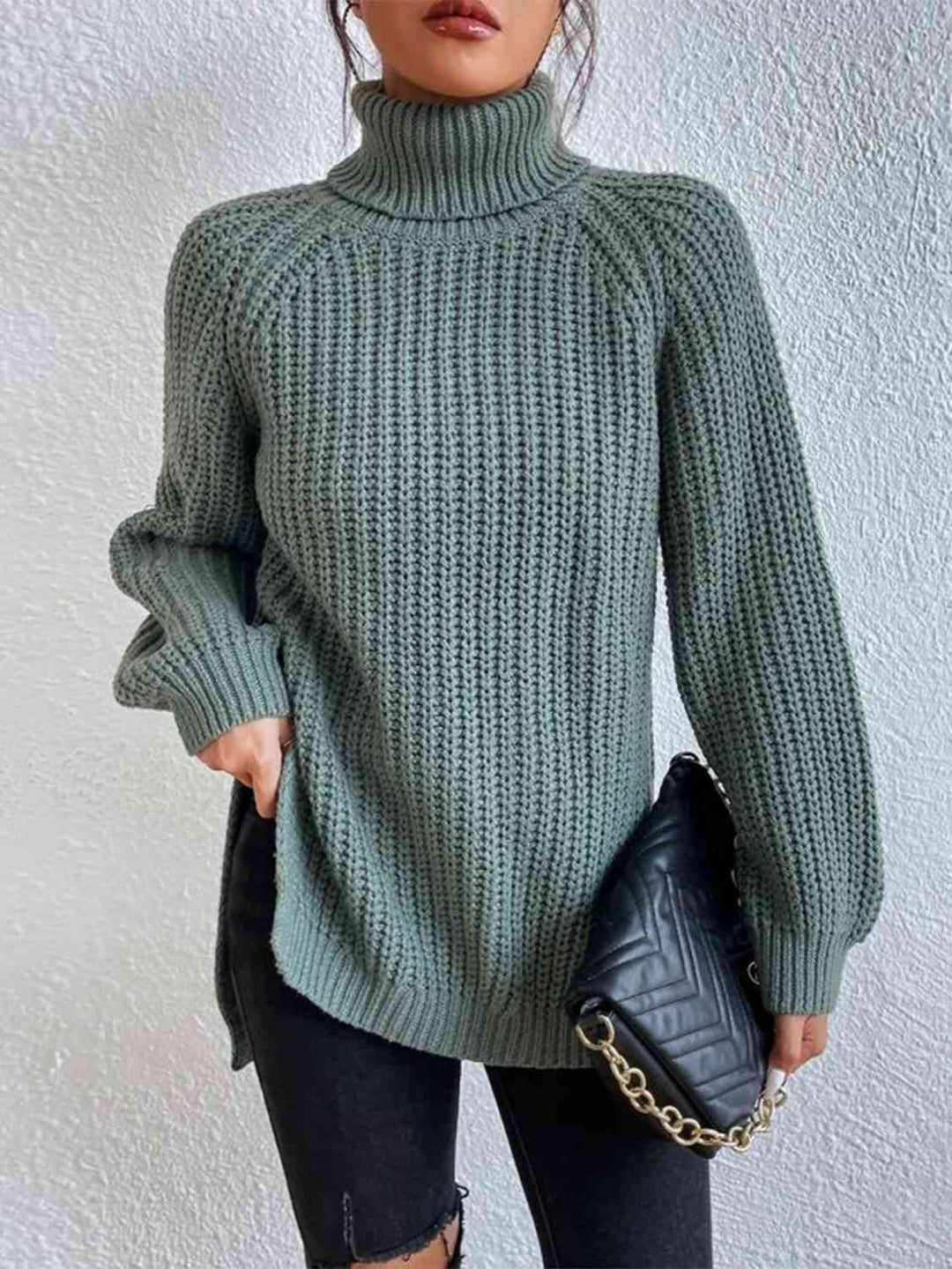 Gerippter Pullover mit Schlitz und Rollkragen