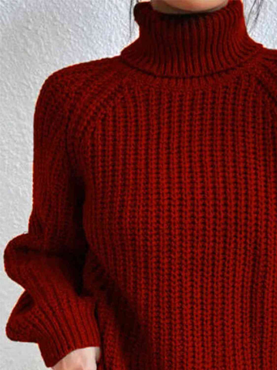 Gerippter Pullover mit Schlitz und Rollkragen