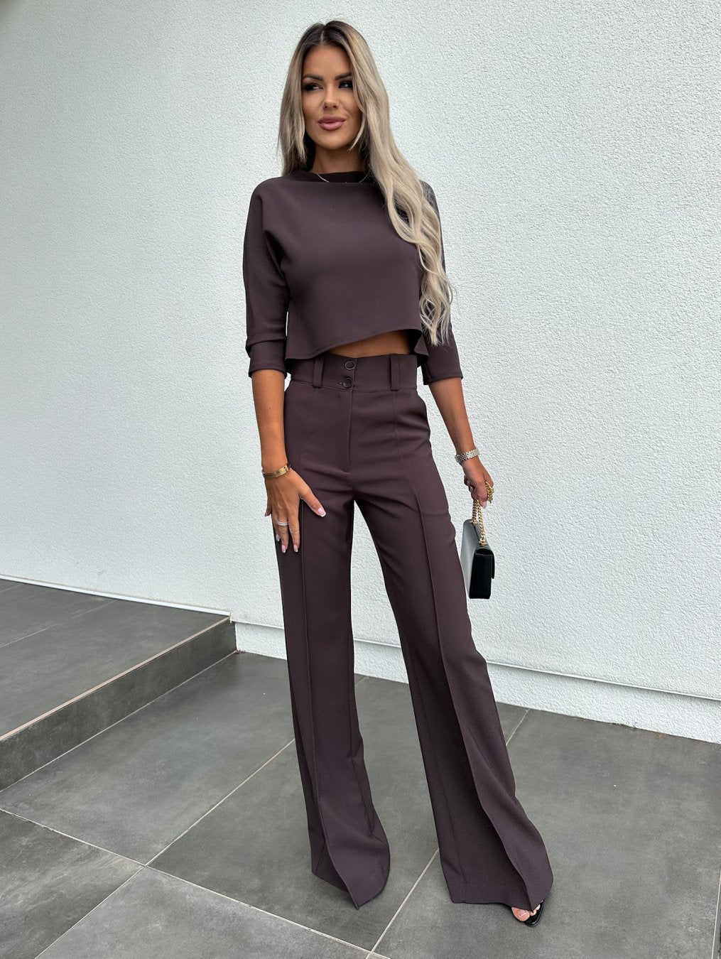 Set aus ausgestellter Hose und kurzem Oberteil