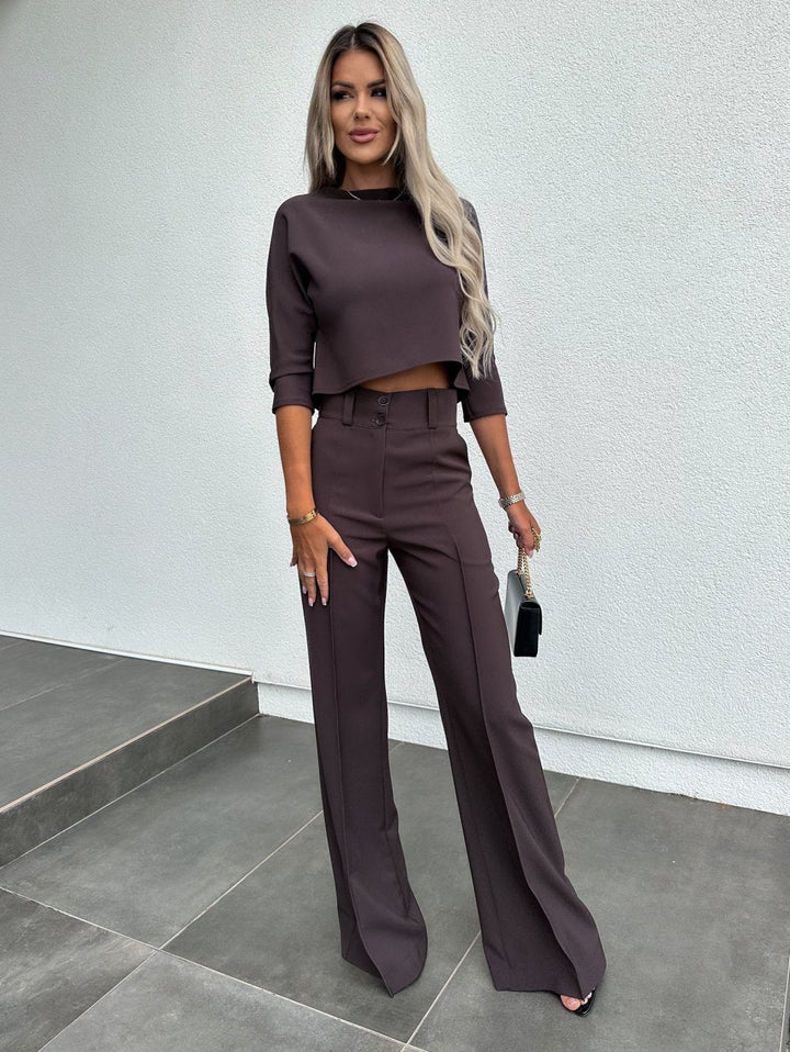 Set aus ausgestellter Hose und kurzem Oberteil