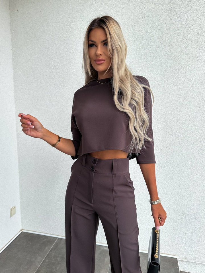 Set aus ausgestellter Hose und kurzem Oberteil
