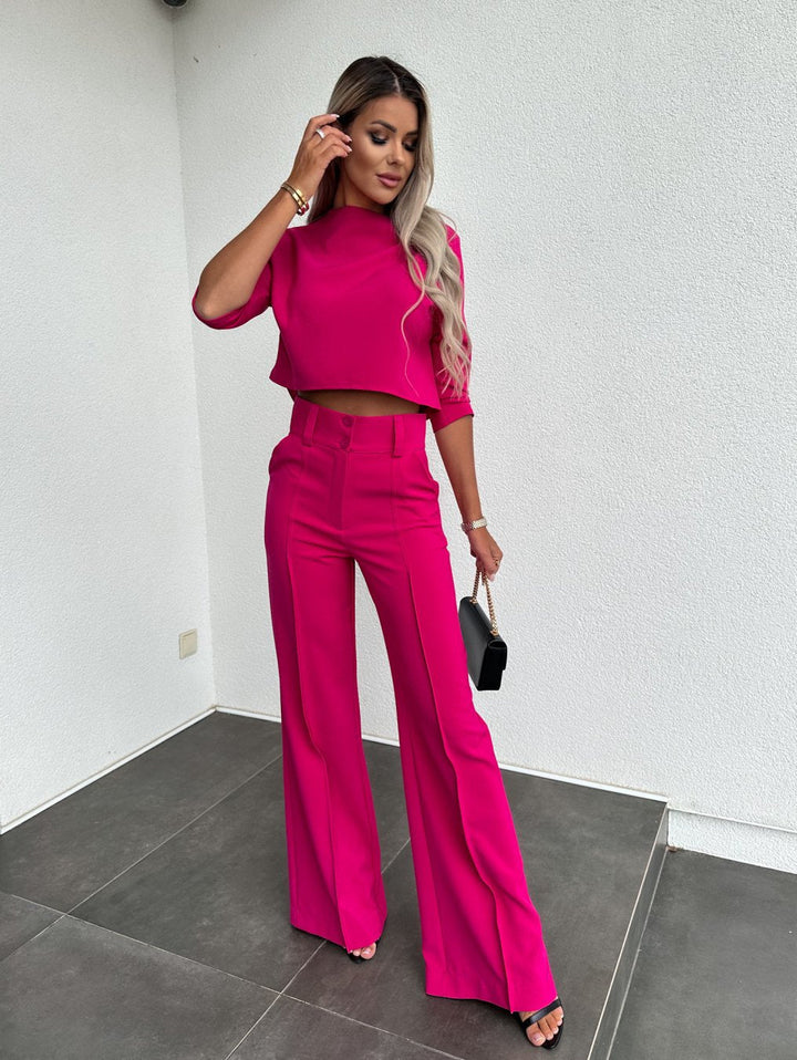 Set aus ausgestellter Hose und kurzem Oberteil