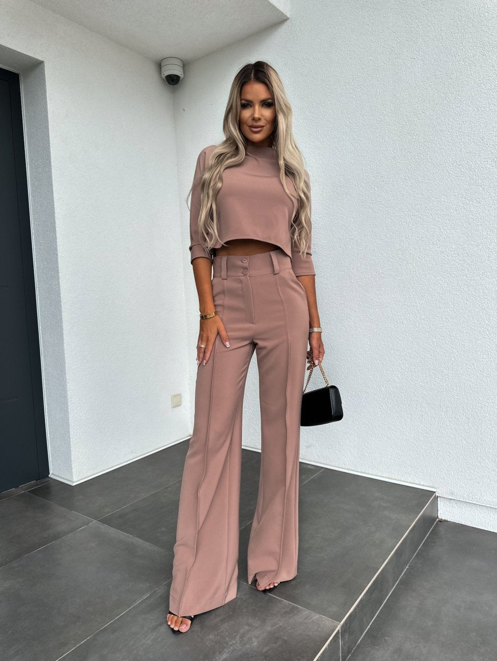 Set aus ausgestellter Hose und kurzem Oberteil