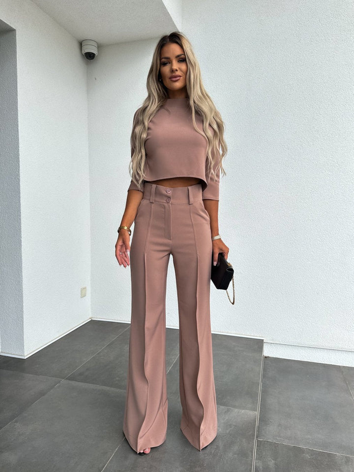 Set aus ausgestellter Hose und kurzem Oberteil