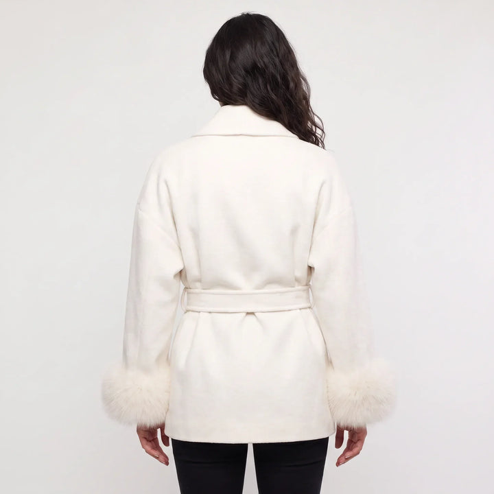 Manteau ceinturé à poignets élégants