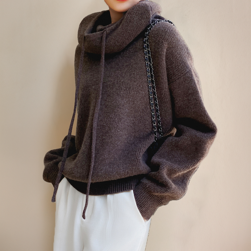 Pull Enveloppant à Capuche Haute