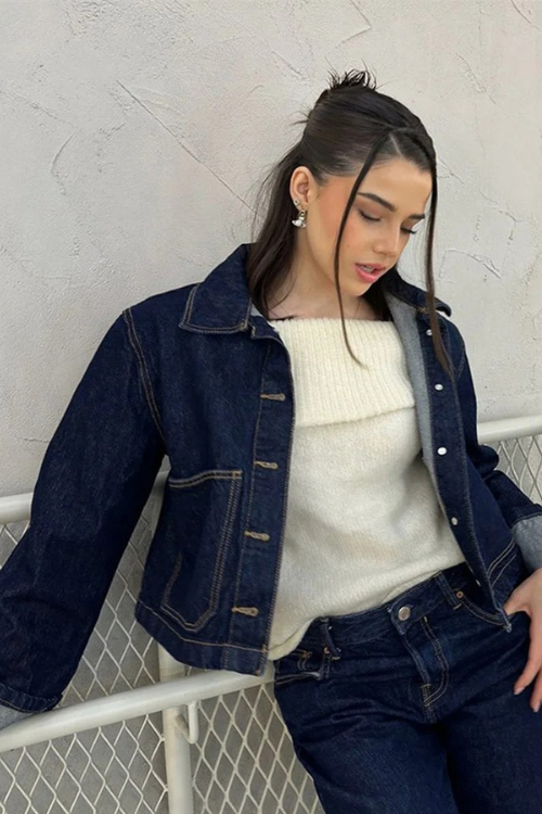 Kurze Jacke und hoch taillierter Rock