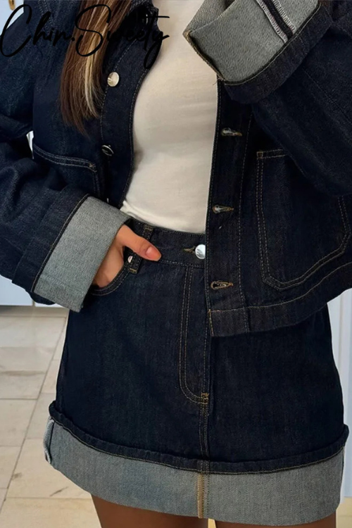 Kurze Jacke und hoch taillierter Rock