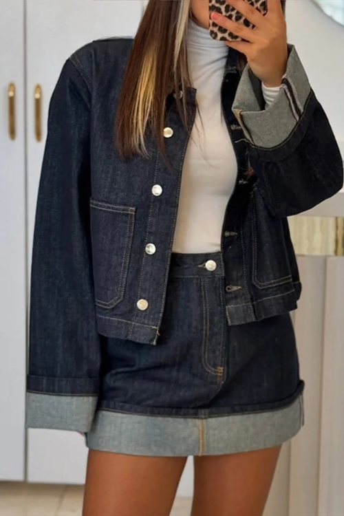 Kurze Jacke und hoch taillierter Rock