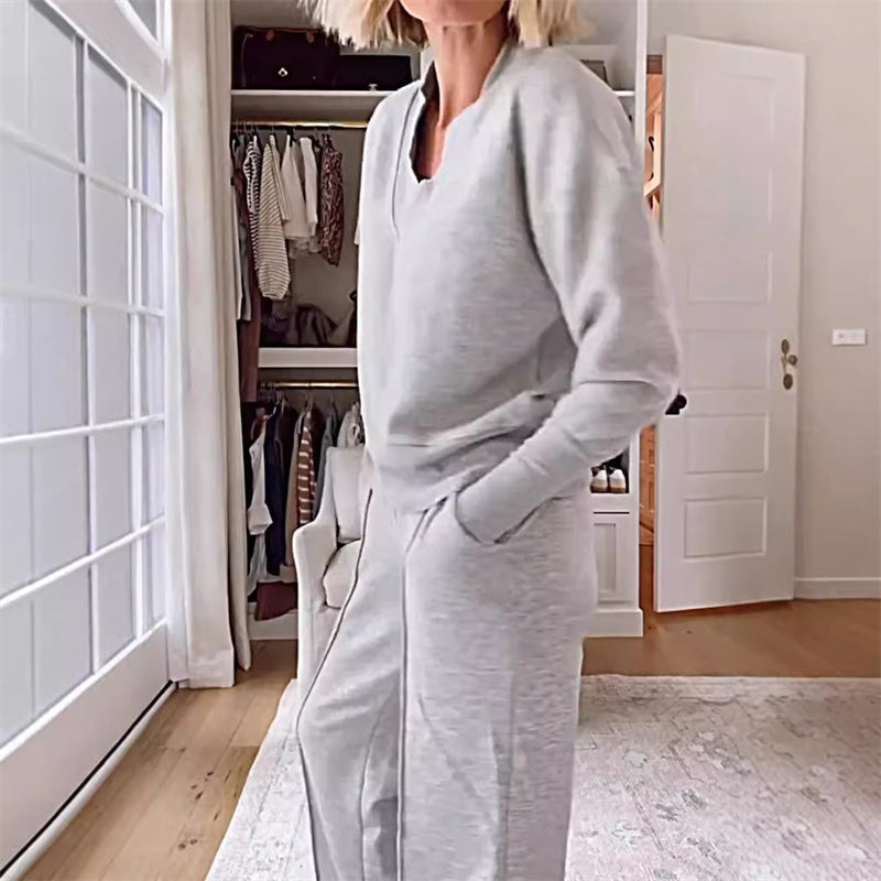 Set mit V-Ausschnitt und weiter Hose